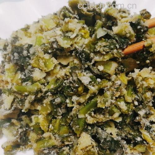 锅中正在炖煮的雪菜雷笋烧素鸡，汤汁微沸，蒸汽升腾，食材清晰可见