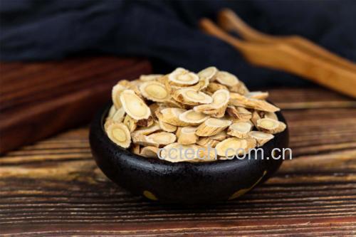 中医师正在为患者把脉问诊场景
