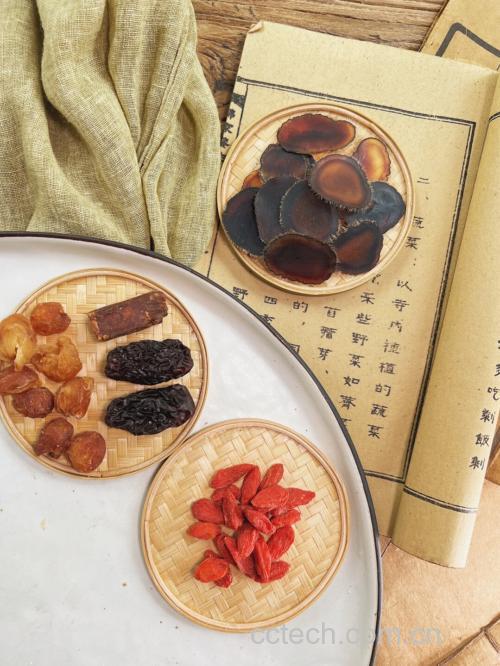 中医食疗书籍与食材组合图