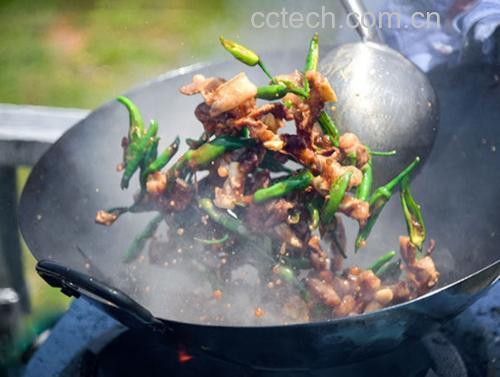 厨房中嫩羊肉片正在被快速翻炒