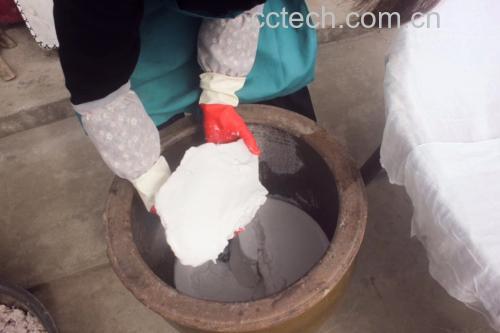 厨房中正在制作藕粉的过程