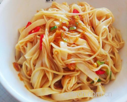 一碗热气腾腾的姜面条特写