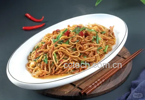 一家人围坐在餐桌前享用姜面条的温馨场景