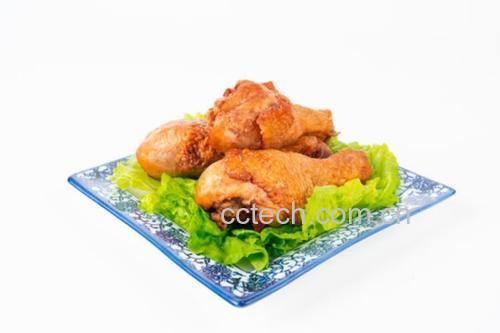 炸鸡成品与大葱丝搭配的摆盘效果图