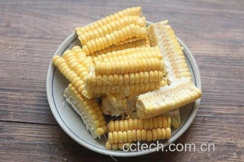 家庭餐桌上的糯玉米