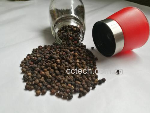 厨房中常见的胡椒研磨器与辣椒粉瓶