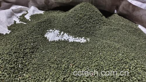 地闷核桃的调料熬制过程