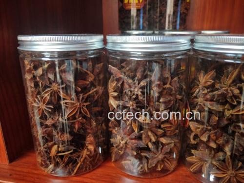 厨房调料架上的八角瓶特写