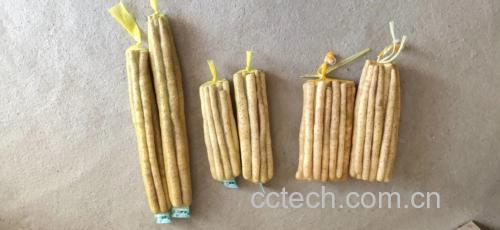 甘蔗与新鲜山药并列摆放的特写照片