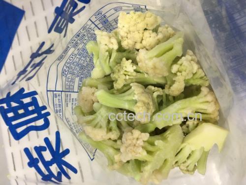 厨房操作台上摆放着切好的西兰花和胡萝卜原料,旁边有不锈钢刀具、砧板和玻璃保鲜盒,展示食材预处理与储存准备过程