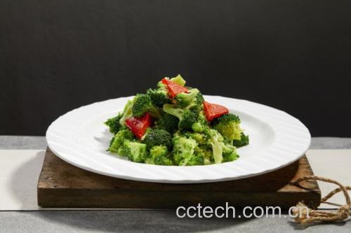 西兰花与芥兰制成的彩色沙拉盘