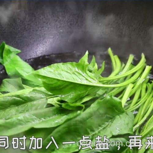 家庭厨房中焯水处理菠菜的过程