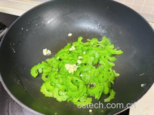 薯藤梗翻炒过程