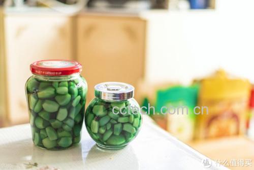 家庭厨房中正在腌制腊八蒜的玻璃罐