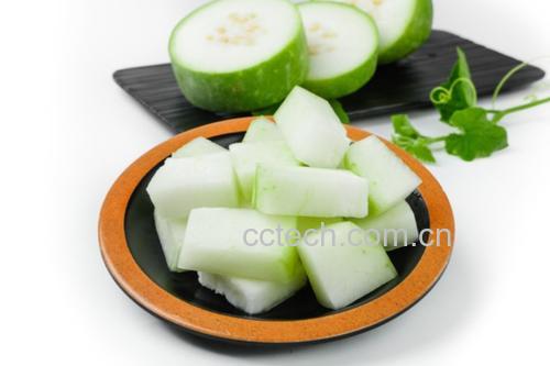 冬瓜与丝瓜切片处理完成,整齐摆放在盘中