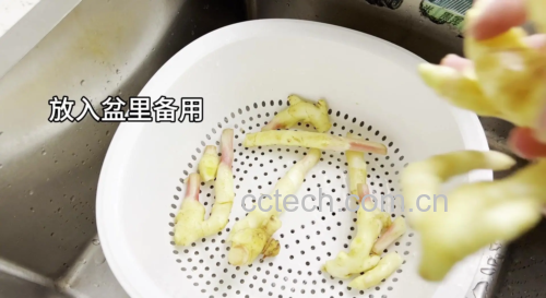 清洗后的生姜整齐摆放在竹筛上，表面湿润但无明显水珠，背景为厨房台面