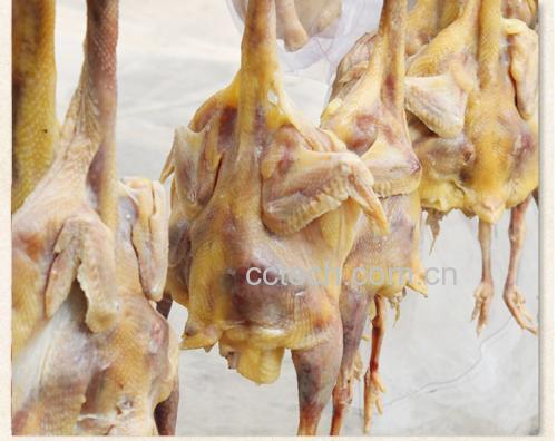 清洗药材与鸡肉焯水过程