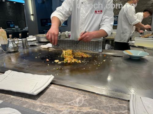 厨房灶台正在翻炒松仁玉米的过程