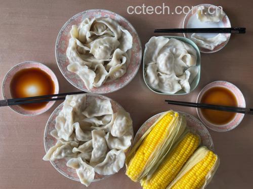 蒸好的玉米馅饺子摆盘图