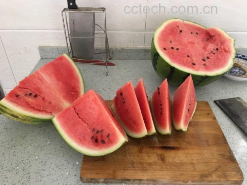 麒麟西瓜去皮及切块过程特写