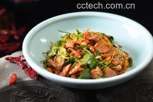香菜炒牛肉出锅特写