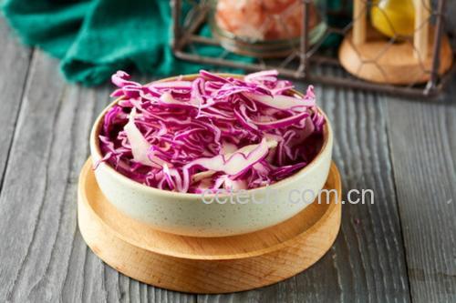 牛心甘蓝厨房烹饪成品图