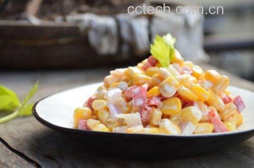 家庭餐桌上的甜玉米菜肴组合