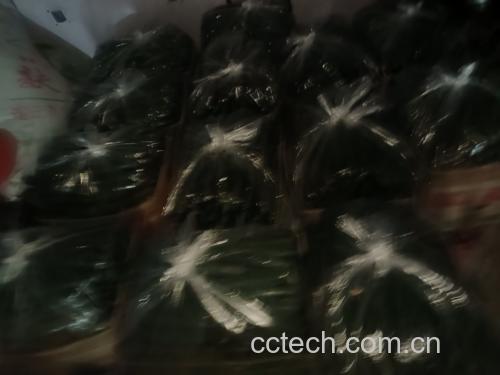 超市货架上的旱黄瓜包装展示