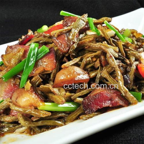 成品无筋豆炒腊肉装盘特写