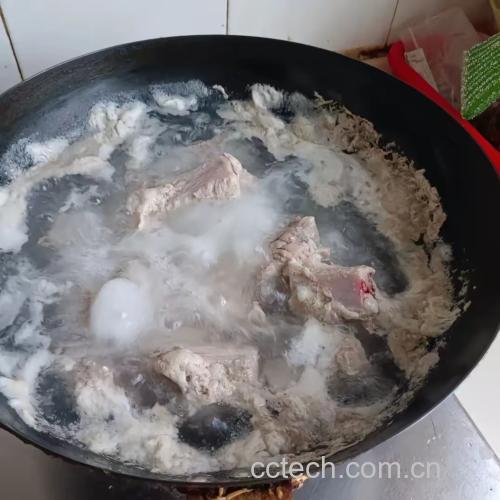 牛骨焯水过程特写