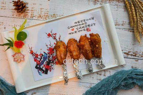 成品潮汕鸡腿摆盘图,鸡腿块整齐排列,表面油亮红润,点缀葱绿,背景为潮汕风格陶瓷餐具与竹筷