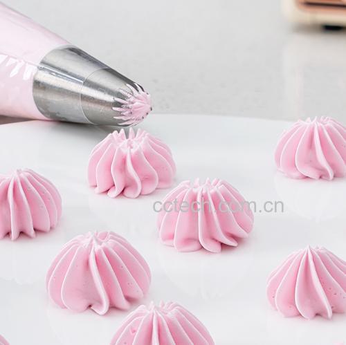 一位厨师正在用裱花袋在蛋糕表面挤出奶油玫瑰花