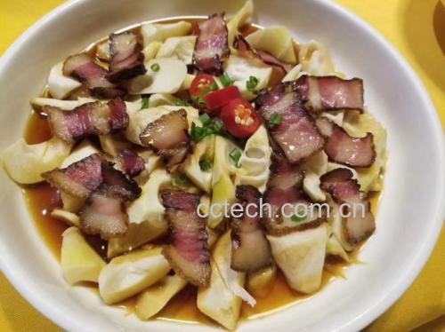 竹笋与五花肉炖煮场景图