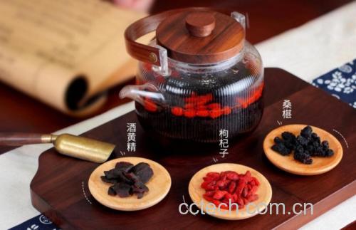温热的人参桑葚酒倒入陶瓷小杯场景