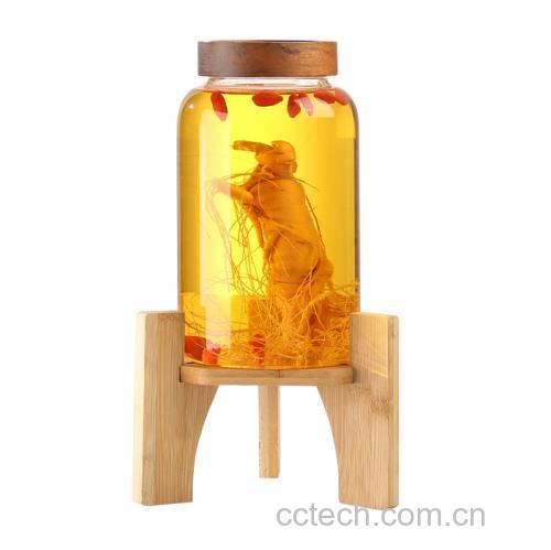 人参酒成品展示与饮用场景