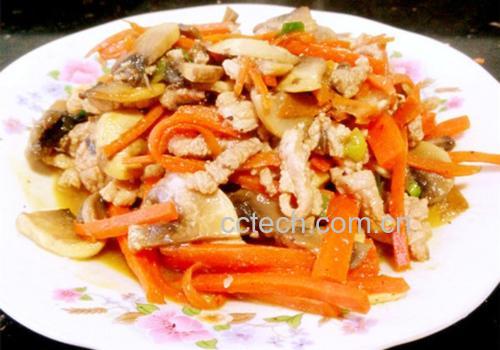 成品菜肴特写:胡萝卜与蘑菇混合炒制,颜色鲜明,橙红与乳白交织,盛于白色瓷盘中,点缀绿色葱花