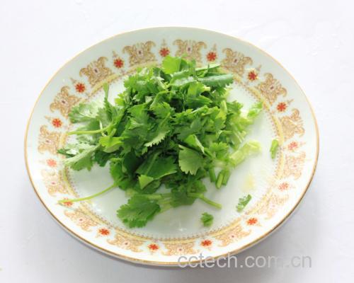 家庭厨房中正在使用新鲜香菜烹饪的场景