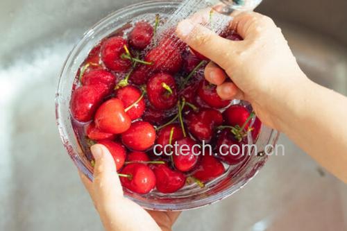 家庭清洗桃子场景图