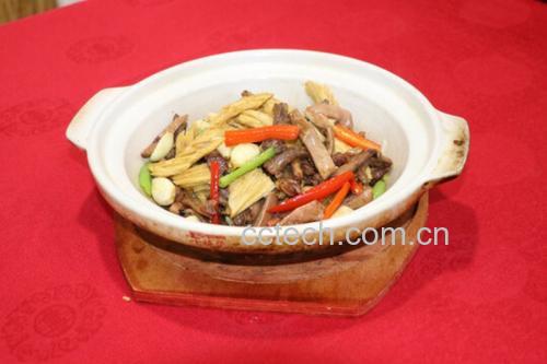 成品川葺泡椒砂锅特写