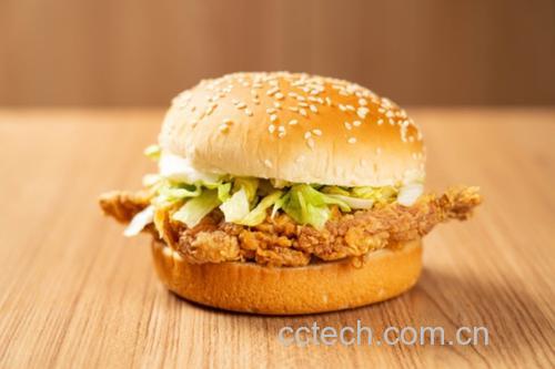 家庭厨房场景中的双层鸡腿堡摆盘