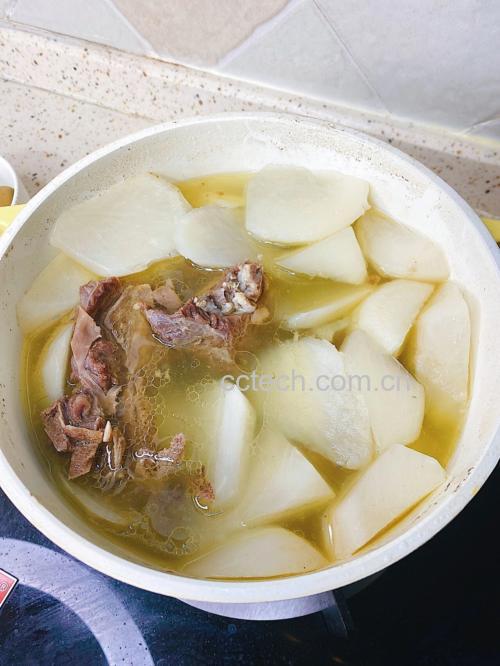 成品羊肉炖红皮萝卜盛盘效果