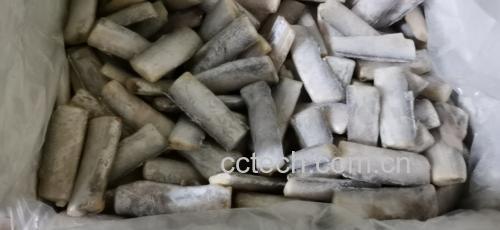 家庭厨房场景中,一只手正在将处理好的带鱼段放入真空密封袋,旁边有标签笔和家用冰箱