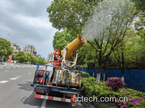 园林工人正在对绿化带进行喷药作业