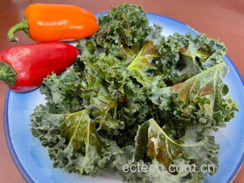 羽衣甘蓝沙拉与烹饪对比图