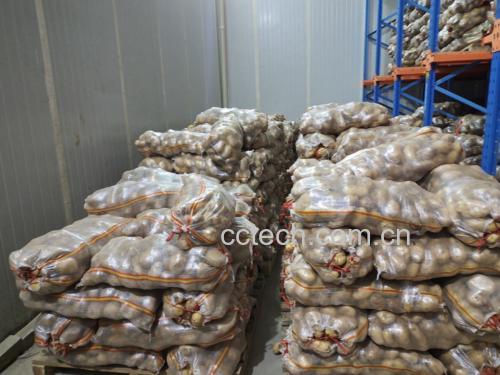 家庭厨房中的土豆储存区