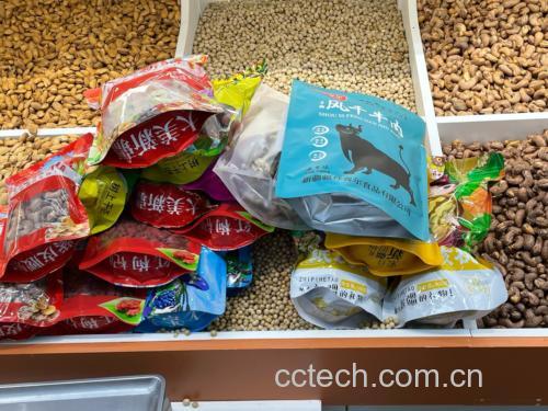 超市货架上的包装食品对比图