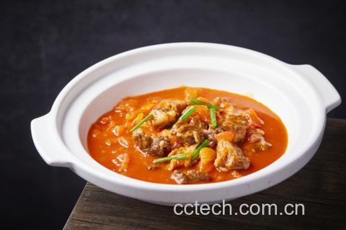 铁皮西红柿与牛腩炖煮的美食成品图