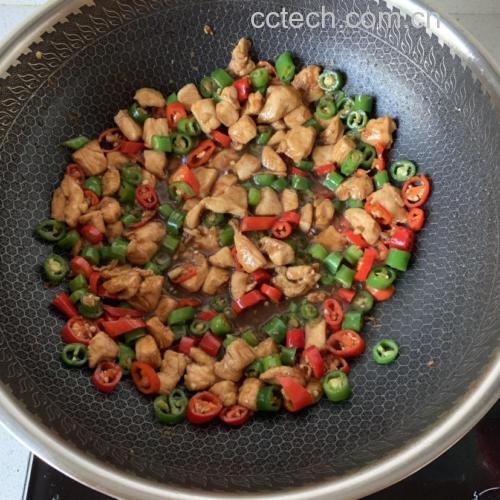 家庭烹饪场景中的甜椒菜肴