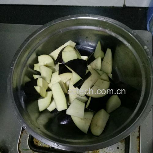 蒸锅中水已沸腾,蒸汽升腾,准备放入切好的茄子