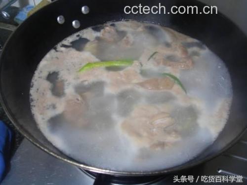家庭厨房中制作裙带菜蛋花汤场景